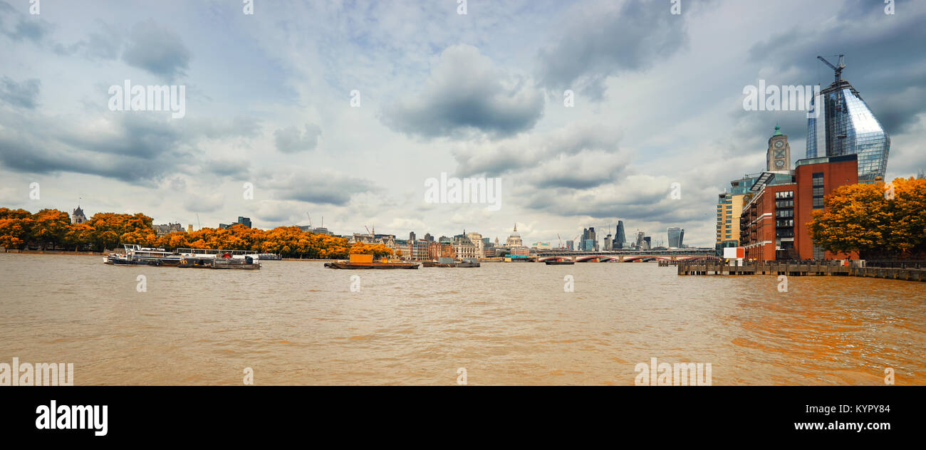 Londres, vue panoramique sur la rivière sur un pont de Waterloo, temps couvert sombre à l'automne. Cette image est tonique. Banque D'Images