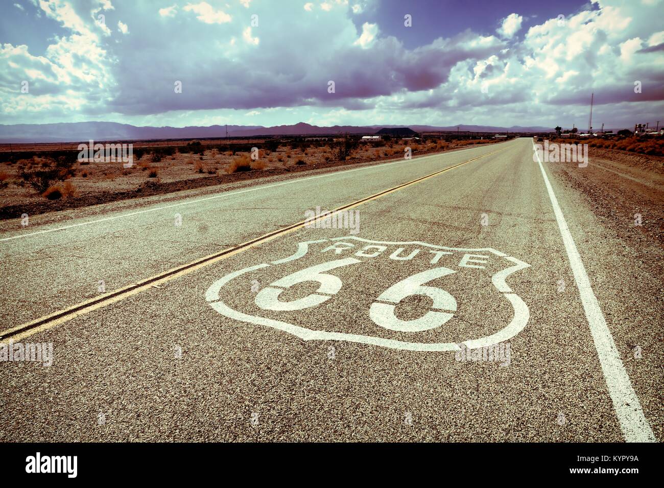 Célèbre Route 66 marqueur routier sur une autoroute de Californie, USA Banque D'Images