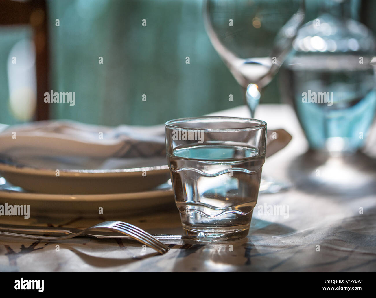 Set de table élégante pour dîner dans un été avec vaisselle en porcelaine blanche, blanc dentelle vintage serviette et verrerie Banque D'Images