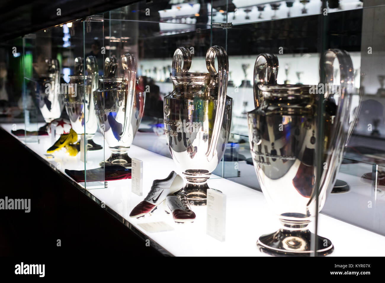 Barcelone, Espagne - 12 janvier 2018 : Le musée de trophées des coupelles et des bourses de l'équipe de FC Barcelone dans le Camp Nou. Banque D'Images