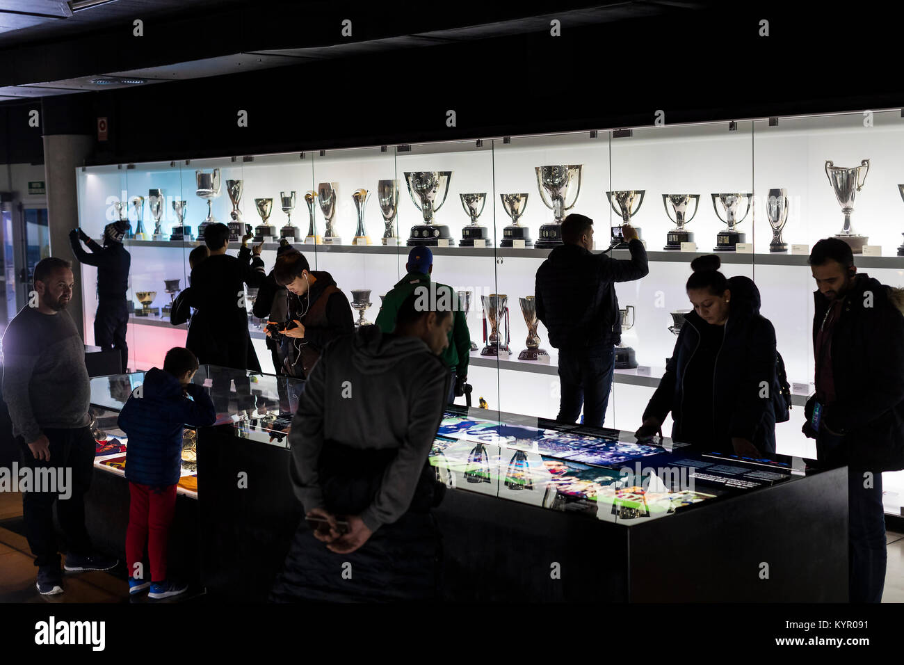 Barcelone, Espagne - 12 janvier 2018 : Le musée de trophées des coupelles et des bourses de l'équipe de FC Barcelone dans le Camp Nou. Banque D'Images