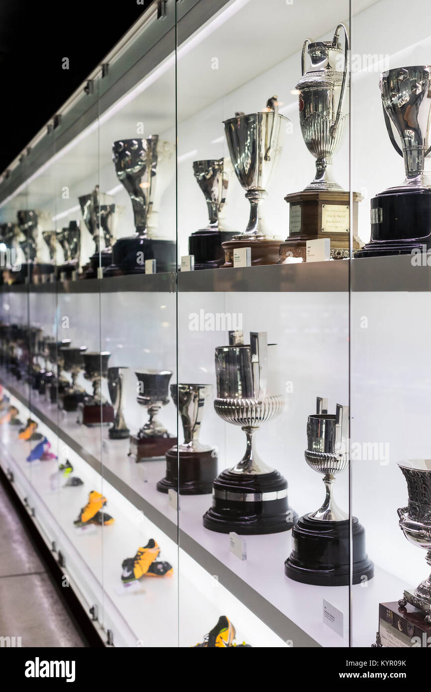 Barcelone, Espagne - 12 janvier 2018 : Le musée de trophées des coupelles et des bourses de l'équipe de FC Barcelone dans le Camp Nou. Banque D'Images