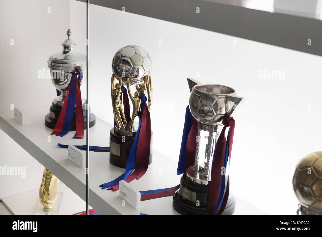Barcelone, Espagne - 12 janvier 2018 : Le musée de trophées des coupelles et des bourses de l'équipe de FC Barcelone dans le Camp Nou. Banque D'Images