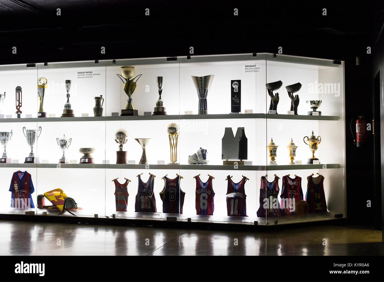 Barcelone, Espagne - 12 janvier 2018 : Le musée de trophées des coupelles et des bourses de l'équipe de FC Barcelone dans le Camp Nou. Banque D'Images