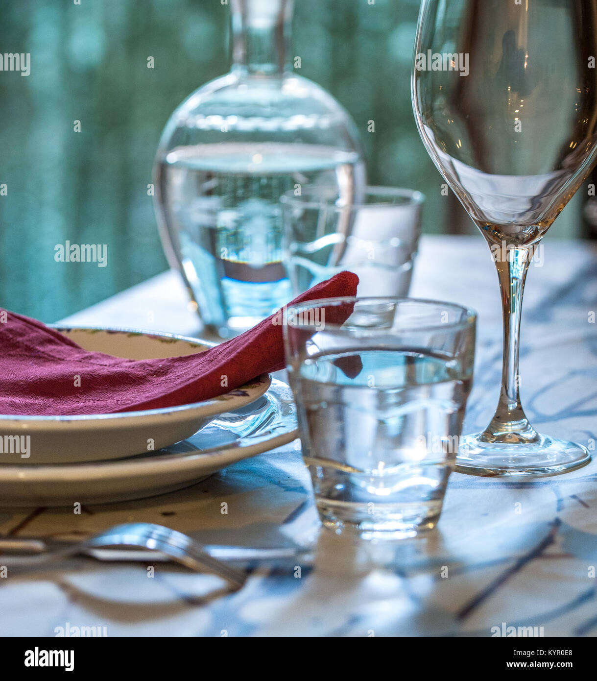 Set de table élégante pour dîner dans un été avec vaisselle en porcelaine blanche, blanc dentelle vintage serviette et verrerie Banque D'Images