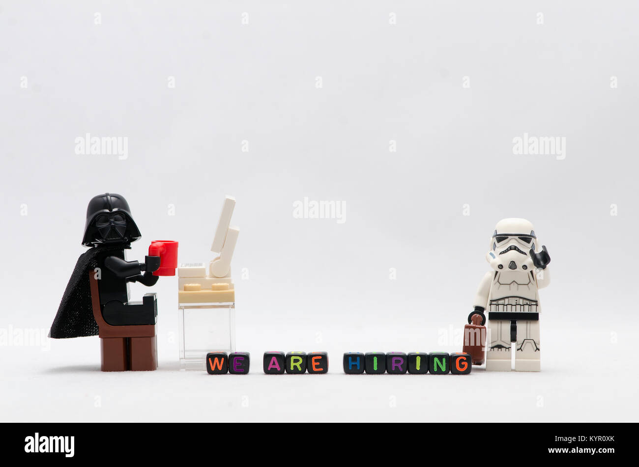 Lego Dark Vador et Storm Trooper avec word nous embauchons couleurs à l'aide de perles alphabet. isolé sur fond blanc Banque D'Images