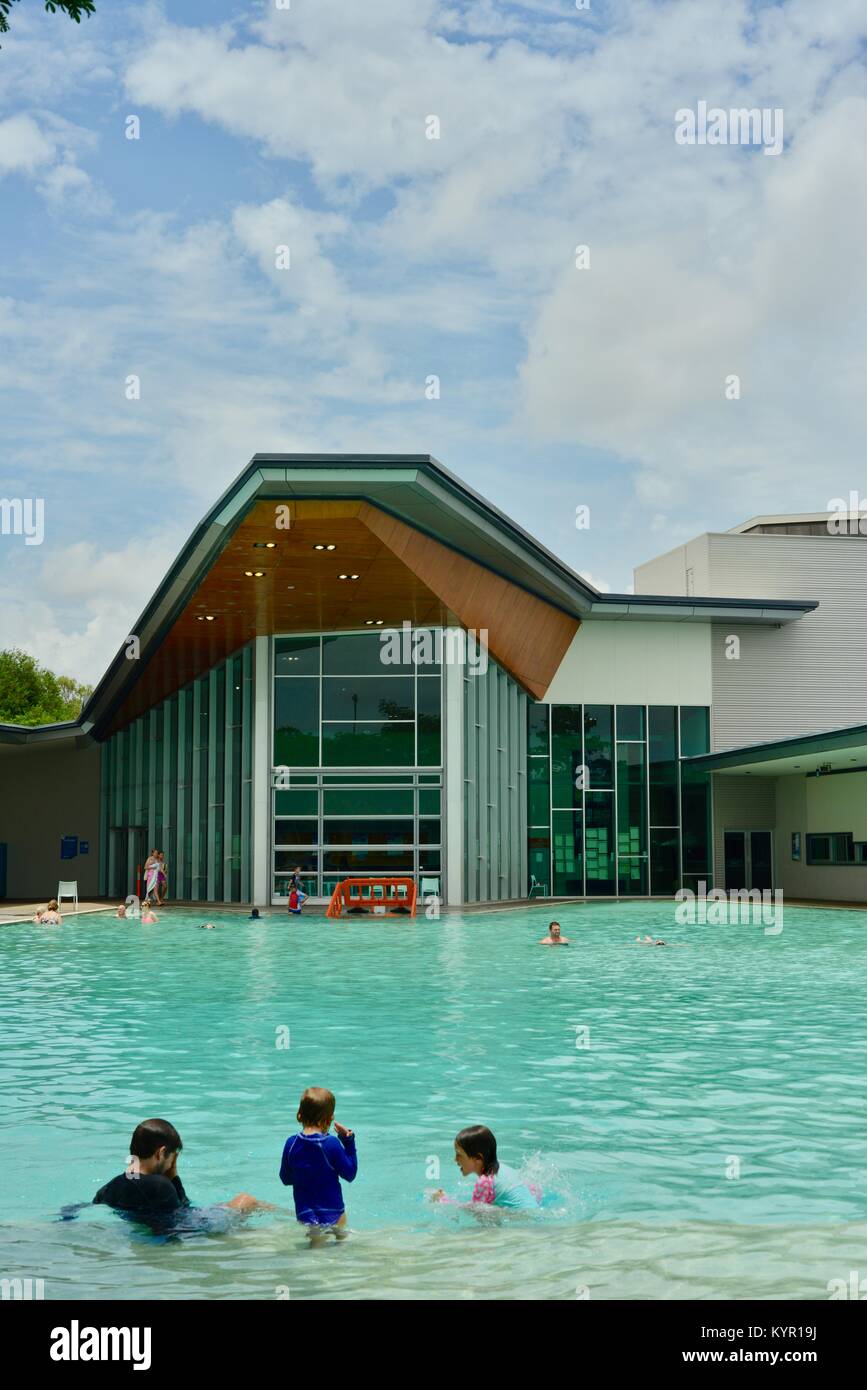 Les gens de jouer et se détendre dans une piscine,, Riverway Townsville, Queensland, Australie Banque D'Images