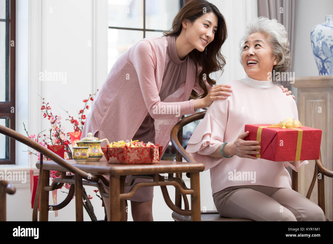 Fille cadeau donnant à sa mère pendant le Nouvel An chinois Banque D'Images