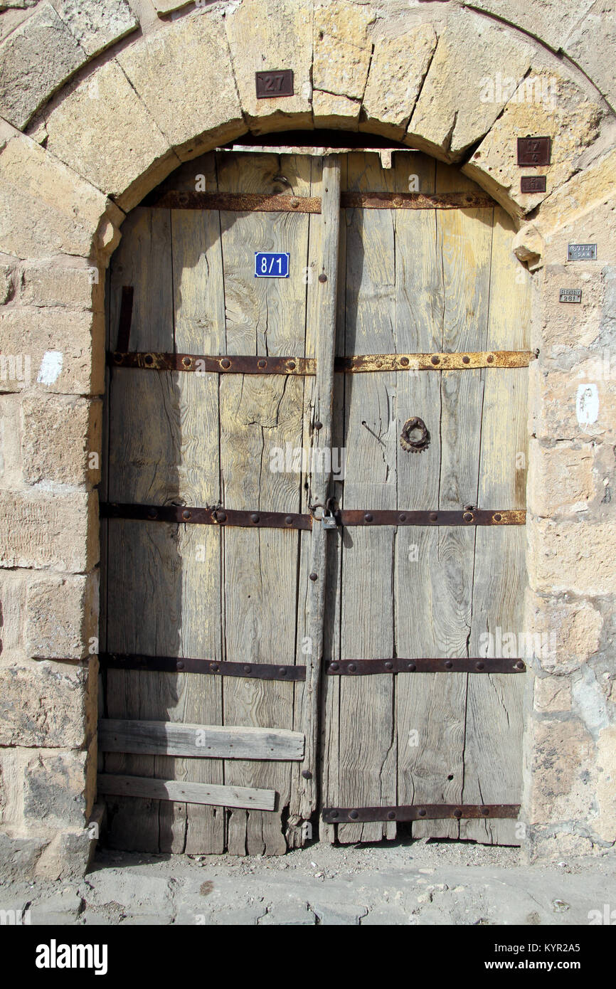 La porte en bois de la vieille maison turque à Midyat, Turquie Photo Stock  - Alamy