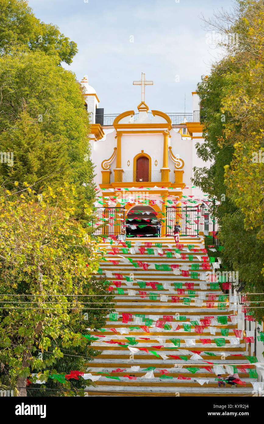SAN CRISTOBAL, MEXIQUE - le 27 novembre : une vue jusqu'à l'Église Guadalupe entre les rangées de drapeaux en papier coloré sa doublure escaliers sur Novembre 27, 2016 Banque D'Images
