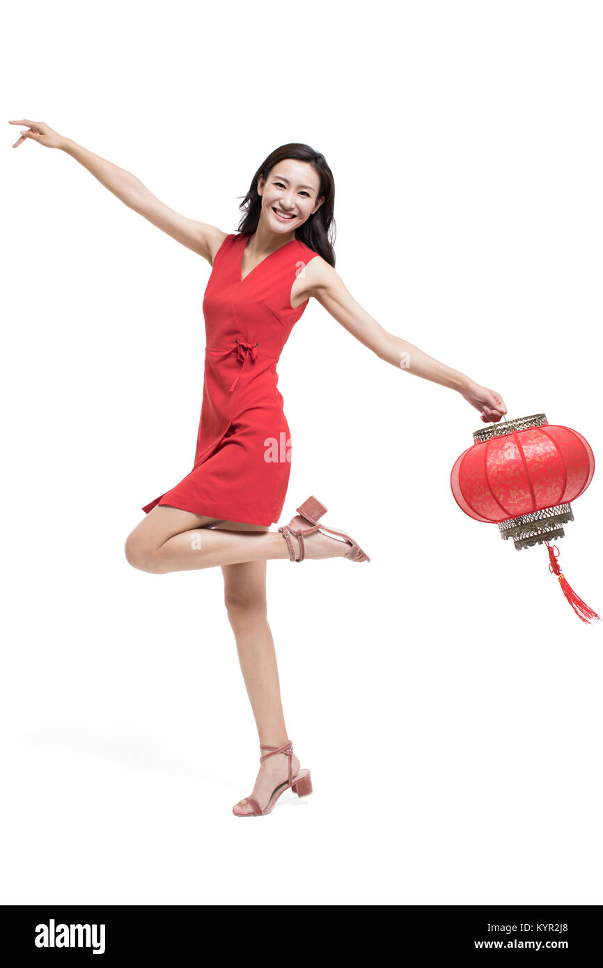 Jeune femme gaie célébrant le nouvel an chinois avec des lanternes traditionnelles Banque D'Images