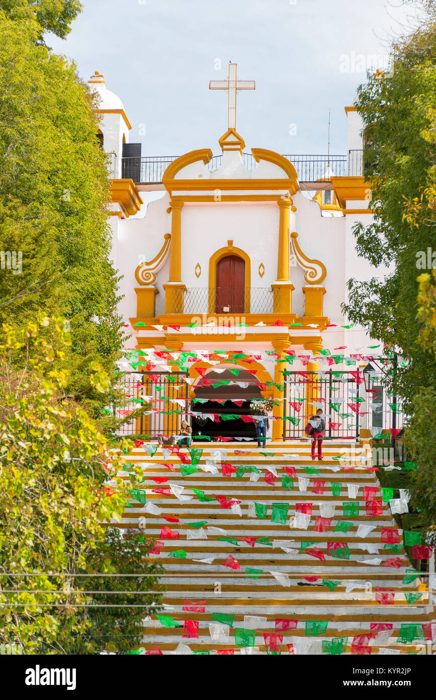 SAN CRISTOBAL, MEXIQUE - le 27 novembre : une vue jusqu'à l'Église Guadalupe entre les rangées de drapeaux en papier coloré sa doublure escaliers sur Novembre 27, 2016 Banque D'Images