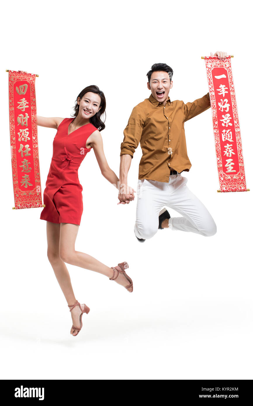 Cheerful young couple avec couplets célébrant le nouvel an chinois Banque D'Images