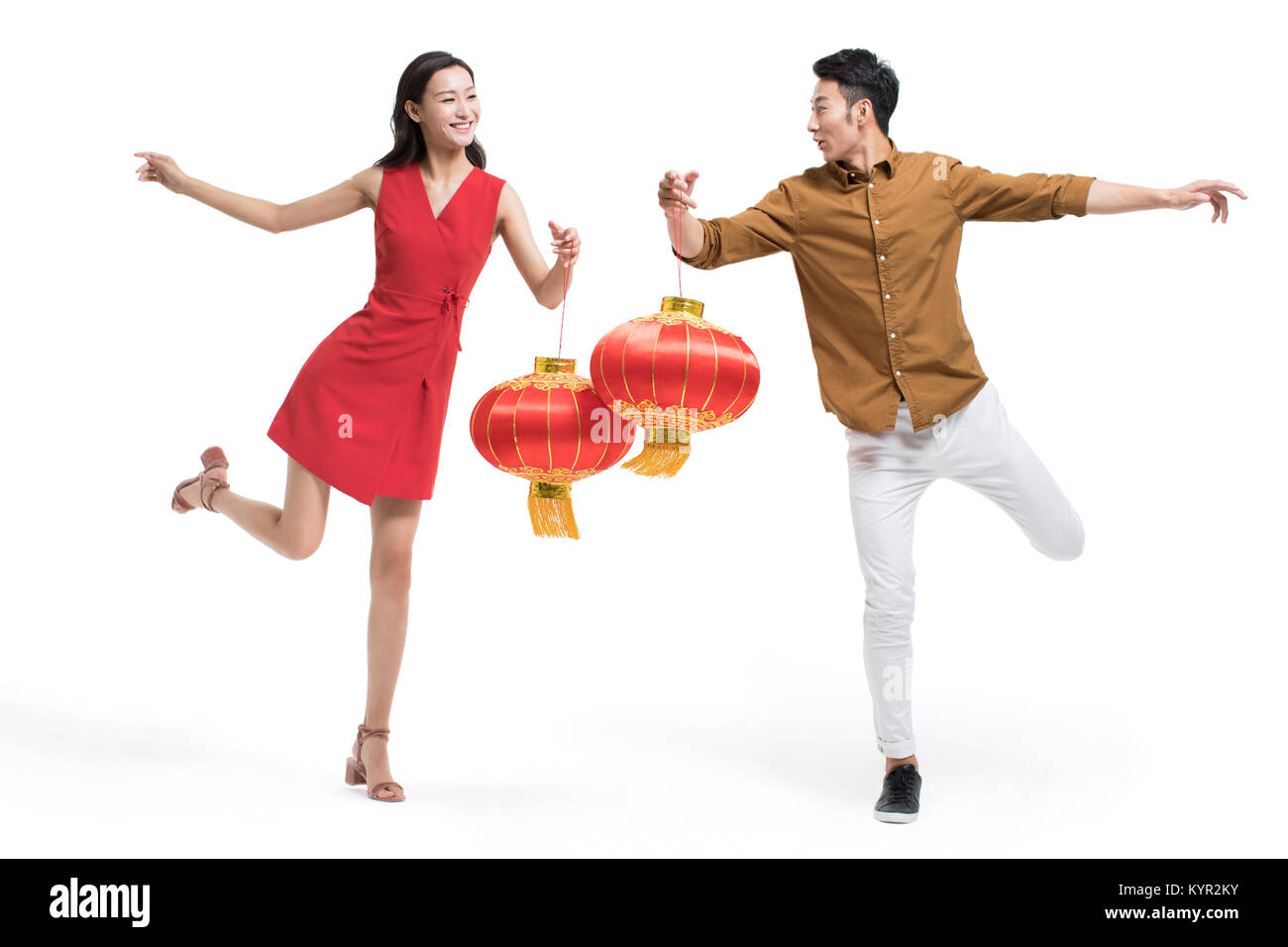Cheerful young couples célébrant le nouvel an chinois avec des lanternes traditionnelles Banque D'Images