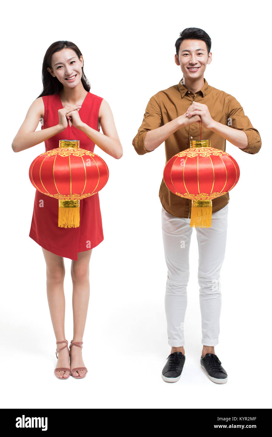 Cheerful young couples célébrant le nouvel an chinois avec des lanternes traditionnelles Banque D'Images