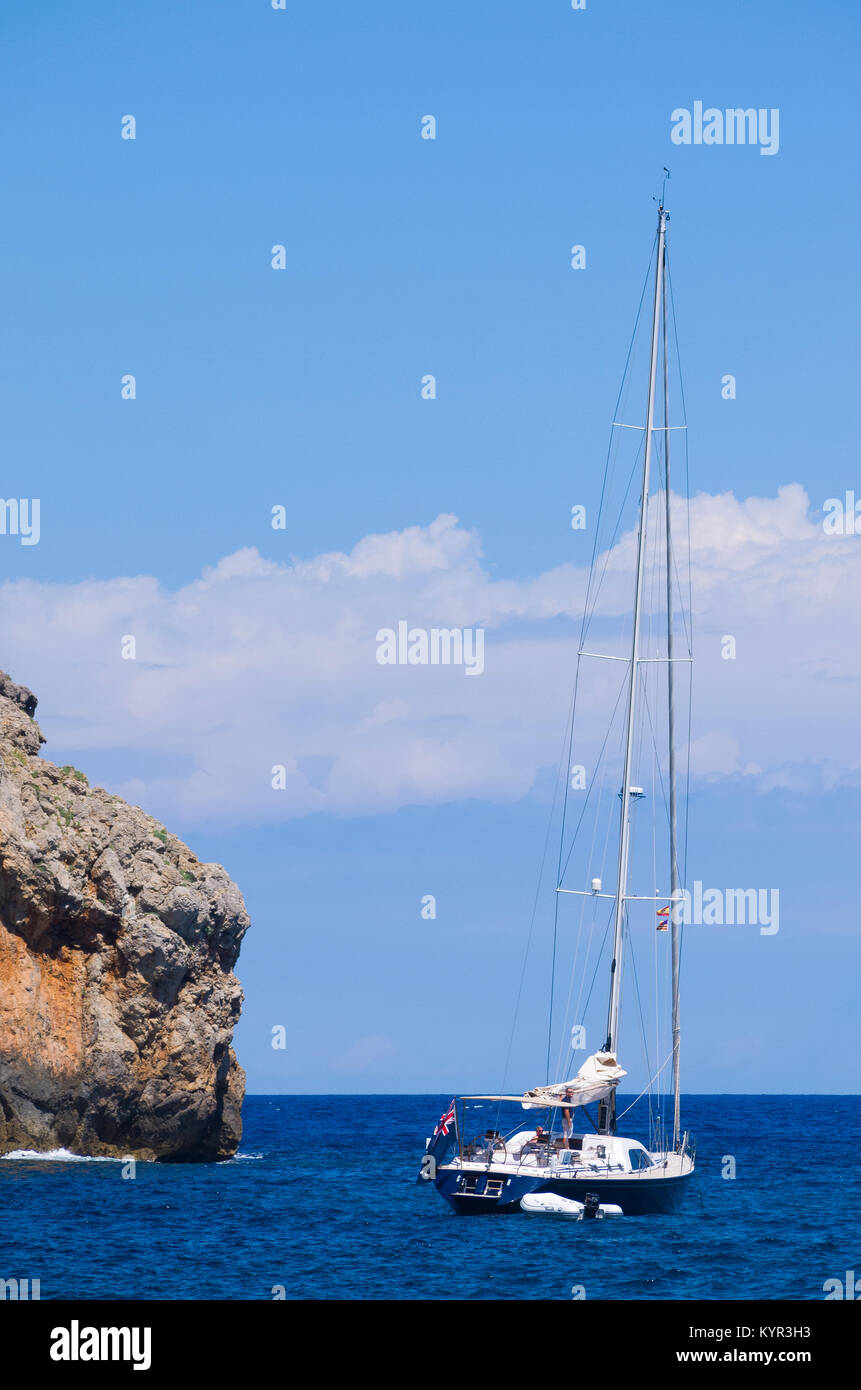 Vue sur un yacht avec rocky coast à Cala Deia plage de Majorque, Espagne. Banque D'Images