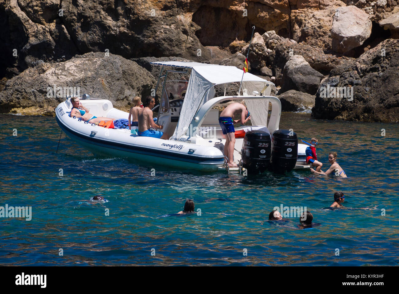 Bateau avec personnes à Cala Deia plage de Majorque, Espagne. Banque D'Images
