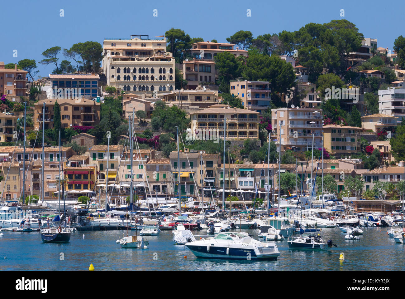 Bateaux ancrés dans le port de Soller, un village côtier situé sur la côte ouest de Majorque, Espagne. Banque D'Images