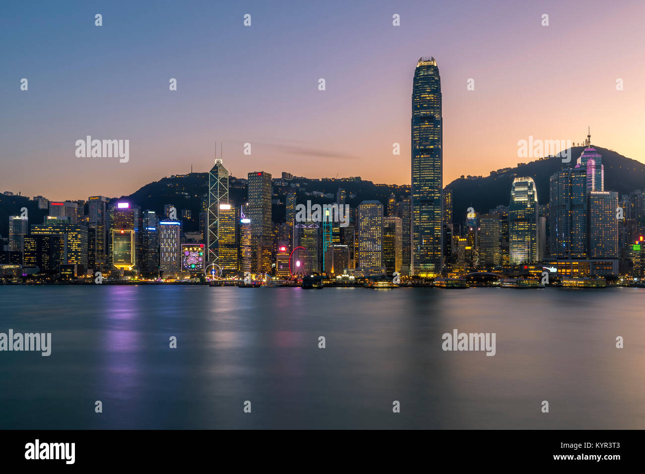 Le port Victoria de Hong Kong au crépuscule Banque D'Images