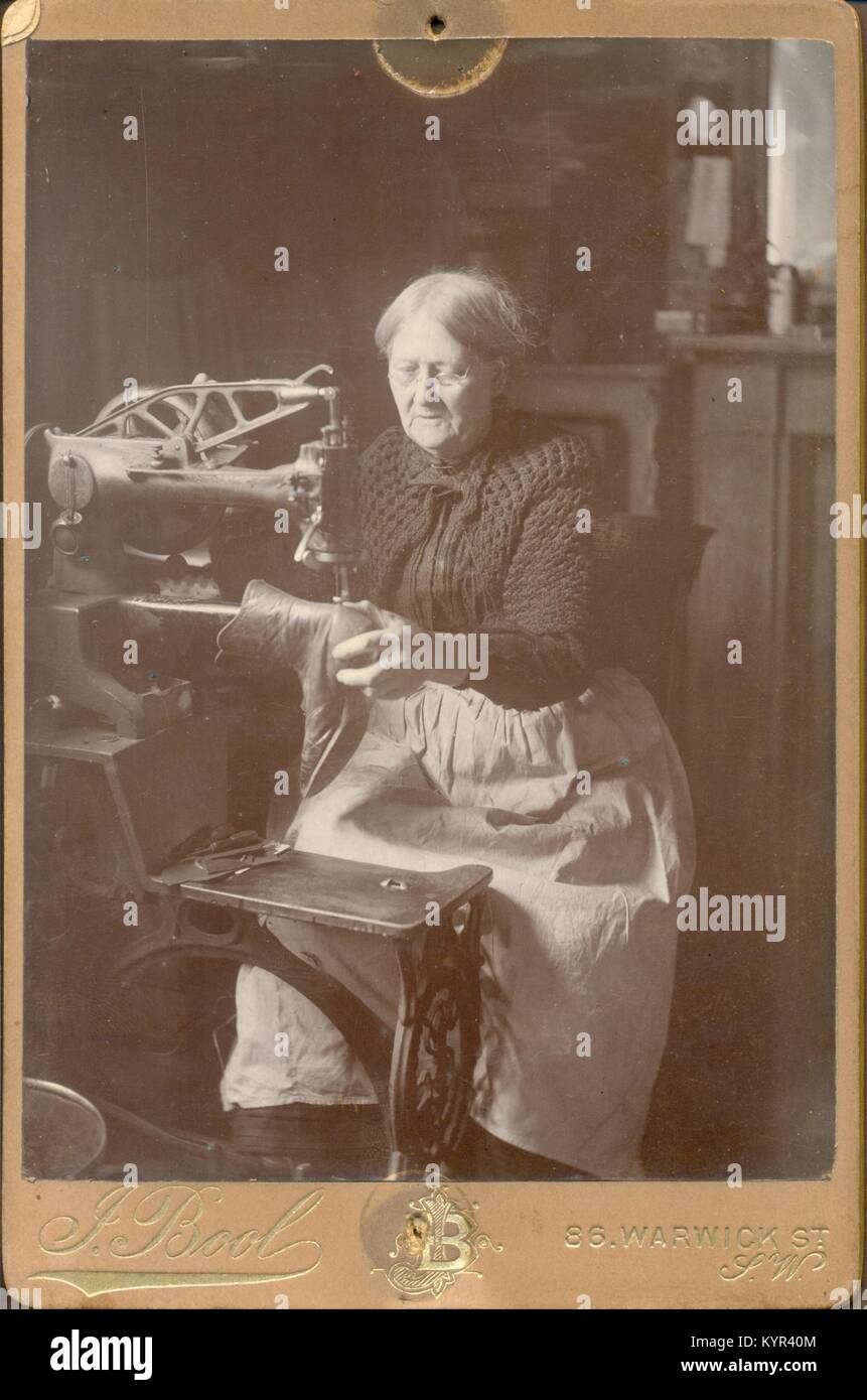 Portrait de femme shoemaker faire démarrer Banque D'Images