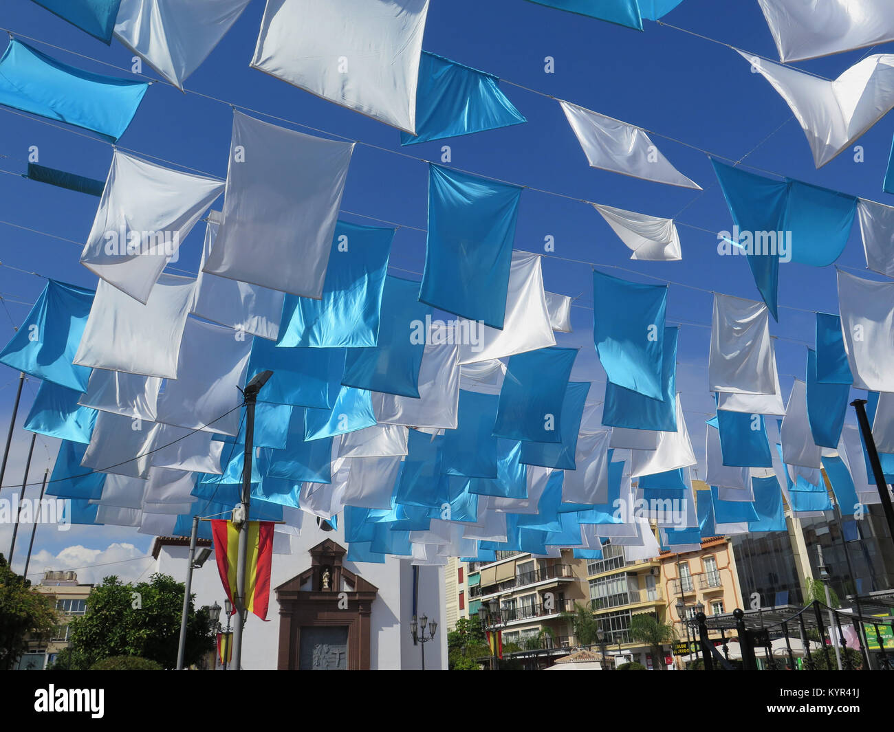 Fuengirola, Espagne - 4 octobre, 2017 : drapeaux bleu et blanc à Fuengirola place de l'église, Andalousie Banque D'Images
