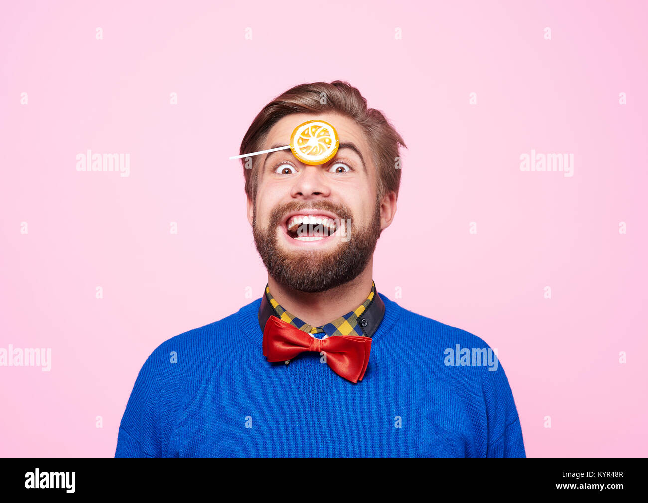 L'homme bizarre avec un amusement avoir lollipop Banque D'Images