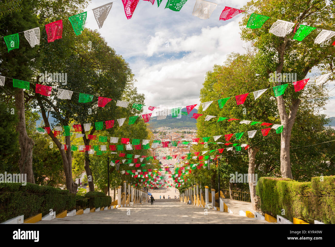 SAN CRISTOBAL, MEXIQUE - le 28 novembre : une vue sur San Cristobal de las Casas depuis les marches de l'Église Guadalupe avec des personnes non identifiées dans le cadre de lignes o Banque D'Images