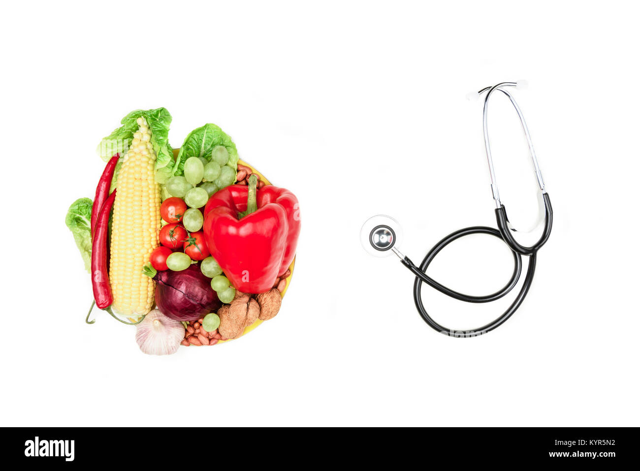 Ensemble de divers légumes, fruits frais et stéthoscope isolé sur blanc, la saine alimentation et de vie concept Banque D'Images