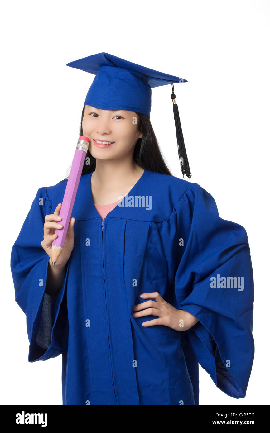Femme Asiatique vêtue d'un blue graduation gown holding un crayon gaint isolé sur fond blanc Banque D'Images