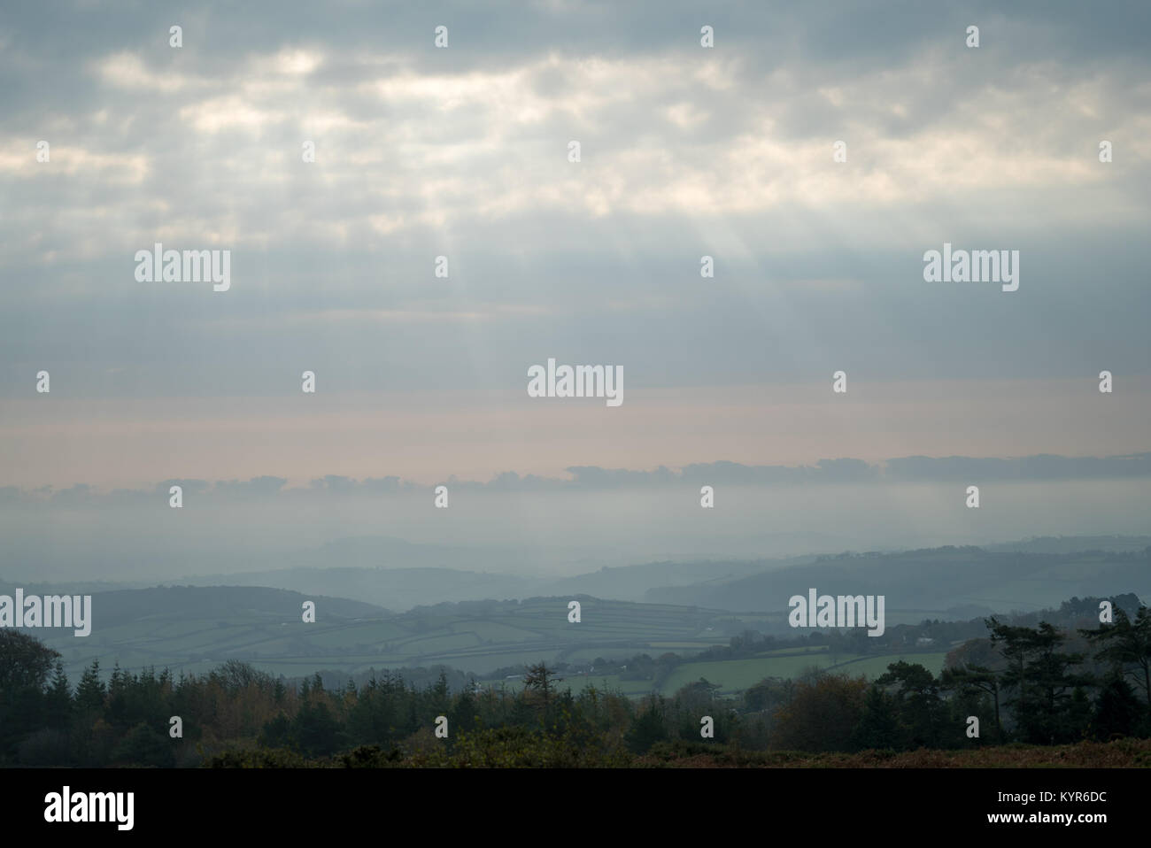 Rayons crépusculaires au-dessus d'Avalon près de Mendips Somerset UK Banque D'Images