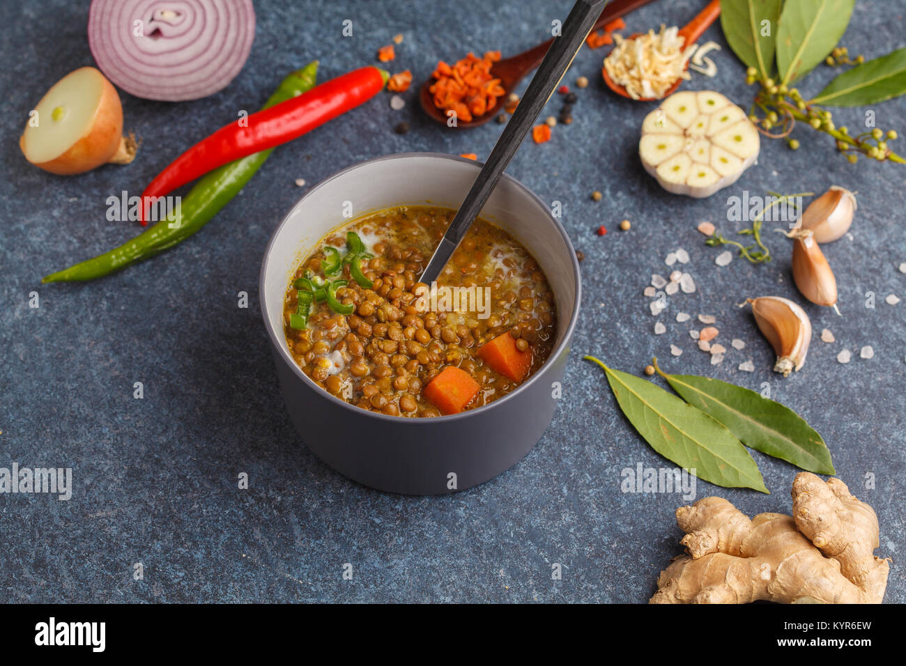 Soupe aux lentilles végétarienne indienne, mung dal. Indiens la notion d'épices. Fond sombre, vue du dessus. Banque D'Images