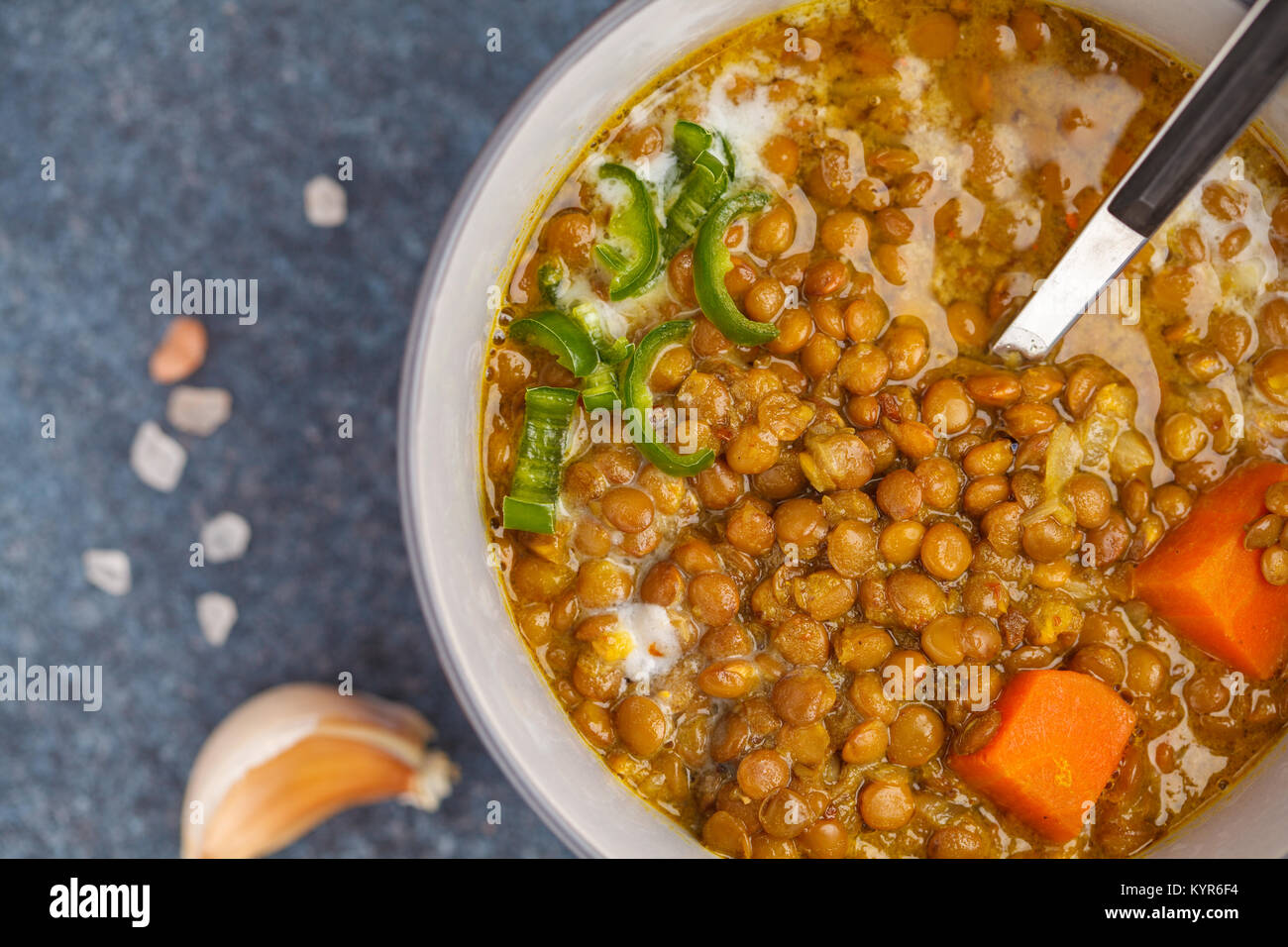 Soupe aux lentilles végétarienne indienne, mung dal. Indiens la notion d'épices. Fond sombre, vue du dessus. Banque D'Images