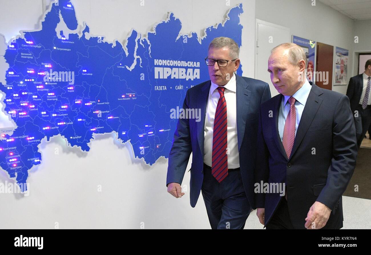Le président russe Vladimir Poutine promenades avec Vladimir Sungorkin, rédacteur en chef du journal Komsomolskaïa Pravda, avant une réunion avec des journalistes russes et des chefs d'entreprises de médias le 11 janvier 2018 à Moscou, Russie. Banque D'Images