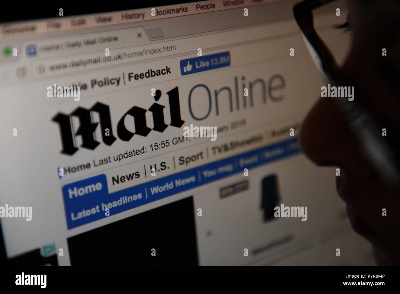 Une femme regarde le Daily Mail Site web en ligne Banque D'Images