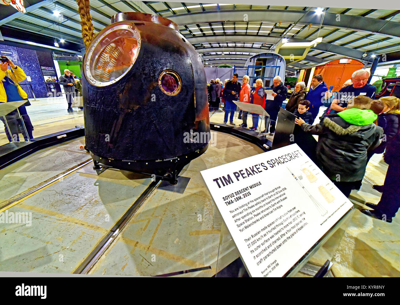 Tim Peakes russe Soyouz Space Craft capsule et les enfants de l'école désireux Shildon Railway Museum Banque D'Images