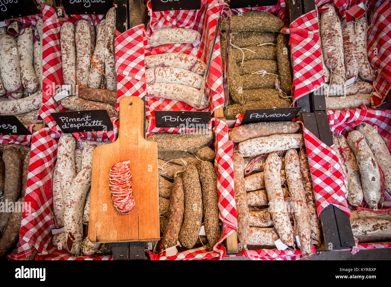 Saucisses savoureuses différents placés sur le comptoir de la boutique Banque D'Images