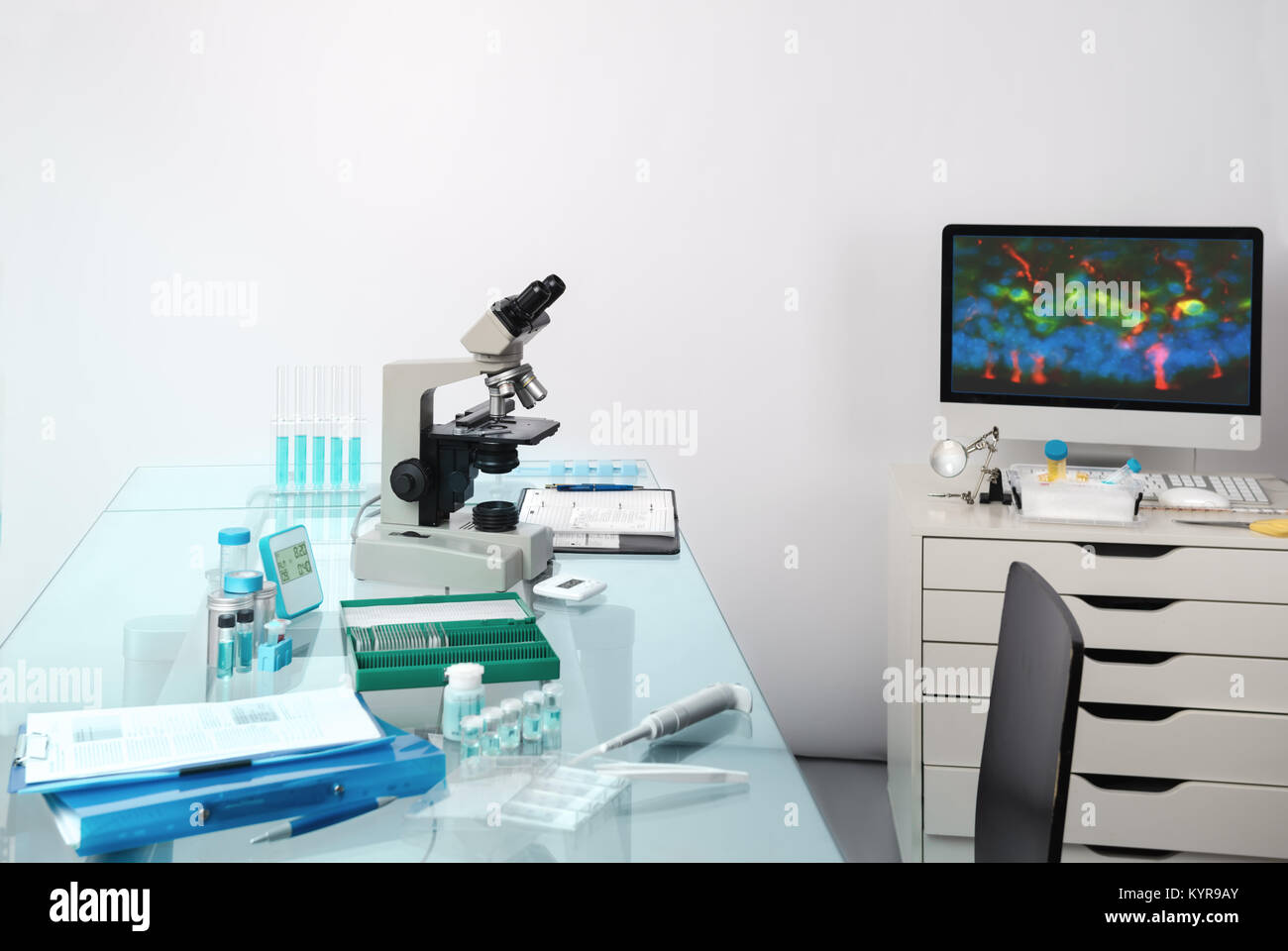 Station de travail microscopique. Microscope, le moniteur de l'ordinateur avec digital image fluorescente et d'outils pour la coloration histologique de tissu pour la détection du cancer une Banque D'Images