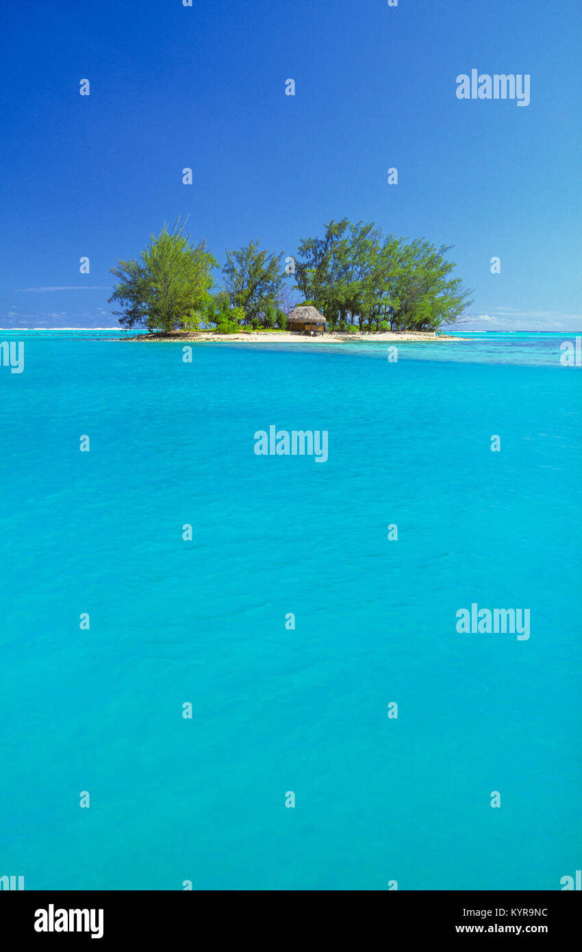 Un petit 'motu' (îlot au large) à Moorea, l'une des îles du vent des îles de la Société de Polynésie française, à 17 km au nord-ouest de l'île de Tahiti. Banque D'Images