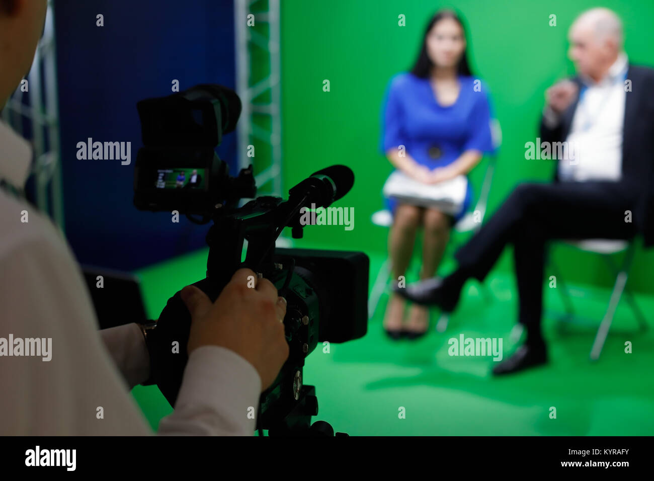 Enregistrement vidéo d'une interview à tv écran vert studio. Focus sélectif. Banque D'Images