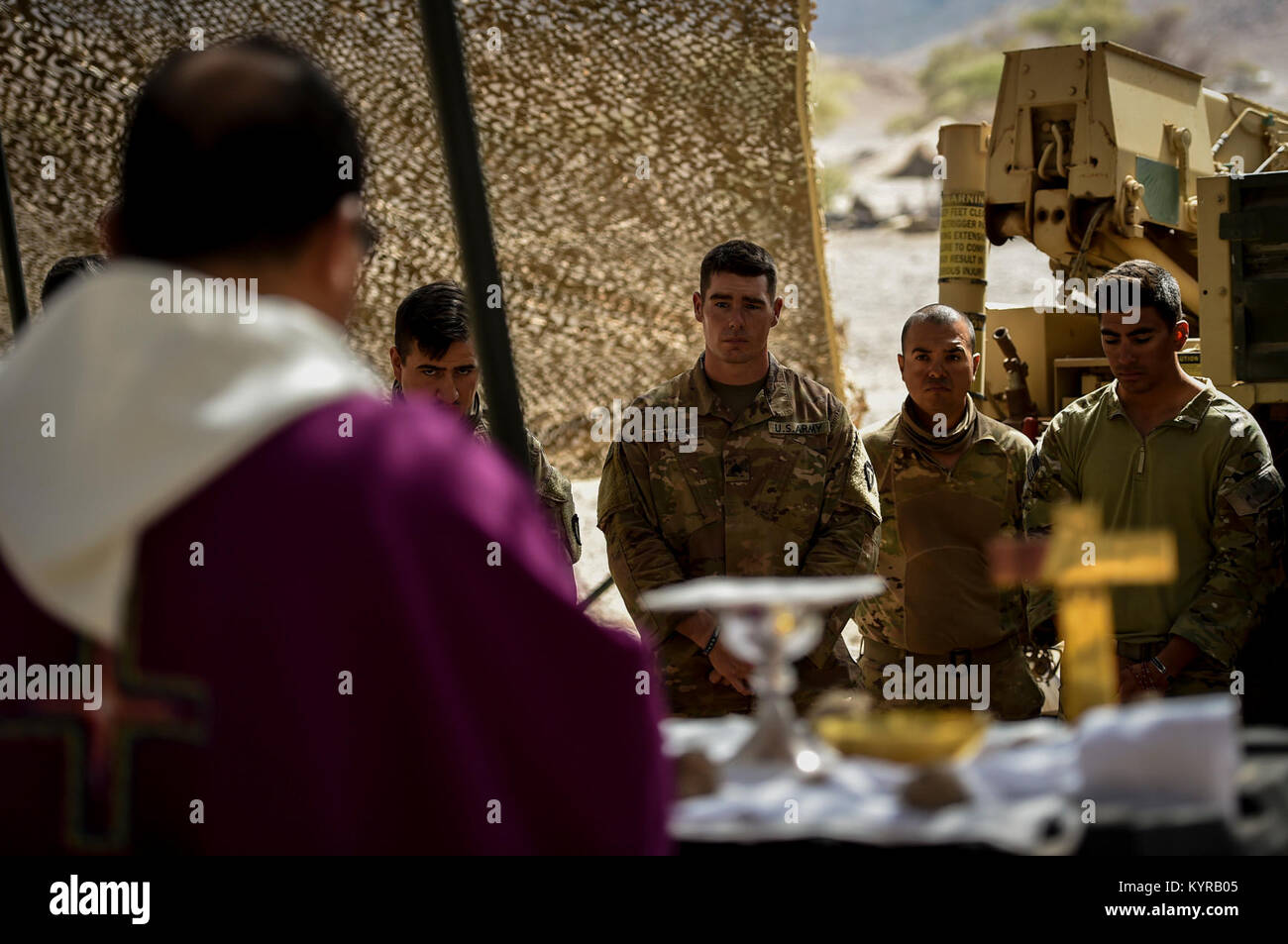 Des soldats américains de l'Animal compagnie, 3e bataillon du 141 Régiment d'infanterie, Task Force Bayonet attaché à la Joint Task Force-Horn de l'Afrique (CJTF-HOA), assister à un service religieux sur le terrain lors de la dague d'Alligator à Djibouti, Afrique, le 17 décembre 2017. Dague d'Alligator, dirigé par la force, de la Naval Amphibious Task Force 51/5ème Marine Expeditionary Brigade, est une répétition de combat, bilatérales qui combine les forces américains et français à la pratique, de répéter et d'exercer des capacités intégrées disponibles pour le Commandement central américain sur mer comme à terre. (U.S. Air Force Banque D'Images