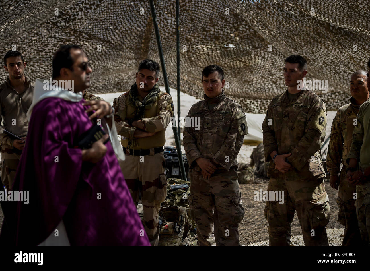 Des soldats américains de l'Animal compagnie, 3e bataillon du 141 Régiment d'infanterie, Task Force Bayonet attaché à la Joint Task Force-Horn de l'Afrique (CJTF-HOA), assister à un service religieux sur le terrain lors de la dague d'Alligator à Djibouti, Afrique, le 17 décembre 2017. Dague d'Alligator, dirigé par la force, de la Naval Amphibious Task Force 51/5ème Marine Expeditionary Brigade, est une répétition de combat, bilatérales qui combine les forces américains et français à la pratique, de répéter et d'exercer des capacités intégrées disponibles pour le Commandement central américain sur mer comme à terre. (U.S. Air Force Banque D'Images