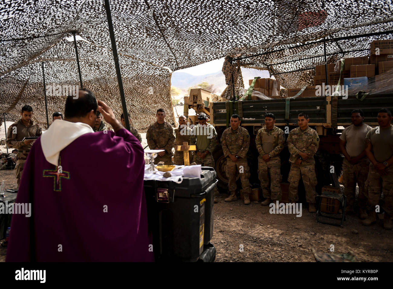 Des soldats américains de l'Animal compagnie, 3e bataillon du 141 Régiment d'infanterie, Task Force Bayonet attaché à la Joint Task Force-Horn de l'Afrique (CJTF-HOA), assister à un service religieux sur le terrain lors de la dague d'Alligator à Djibouti, Afrique, le 17 décembre 2017. Dague d'Alligator, dirigé par la force, de la Naval Amphibious Task Force 51/5ème Marine Expeditionary Brigade, est une répétition de combat, bilatérales qui combine les forces américains et français à la pratique, de répéter et d'exercer des capacités intégrées disponibles pour le Commandement central américain sur mer comme à terre. (U.S. Air Force Banque D'Images