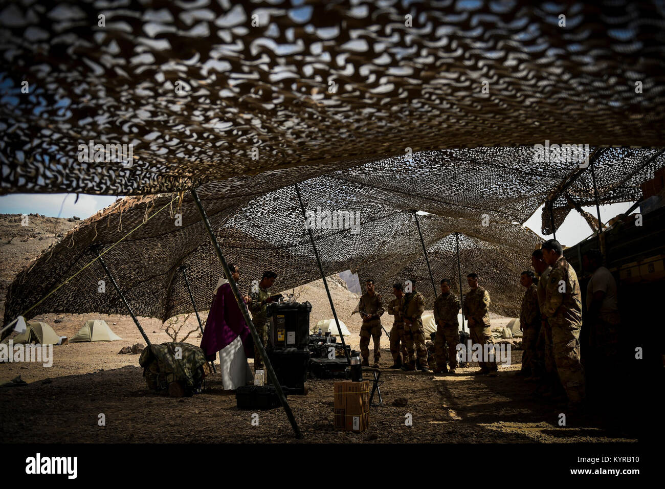Des soldats américains de l'Animal compagnie, 3e bataillon du 141 Régiment d'infanterie, Task Force Bayonet attaché à la Joint Task Force-Horn de l'Afrique (CJTF-HOA), assister à un service religieux sur le terrain lors de la dague d'Alligator à Djibouti, Afrique, le 17 décembre 2017. Dague d'Alligator, dirigé par la force, de la Naval Amphibious Task Force 51/5ème Marine Expeditionary Brigade, est une répétition de combat, bilatérales qui combine les forces américains et français à la pratique, de répéter et d'exercer des capacités intégrées disponibles pour le Commandement central américain sur mer comme à terre. (U.S. Air Force Banque D'Images