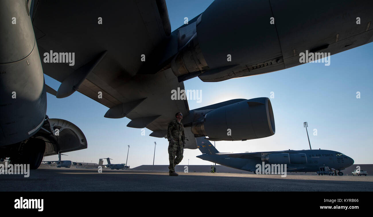 Un pilote de l'US Air Force affectée à la 816th Escadron de transport aérien expéditionnaire, mène des inspection avant vol d'un C-17 Globemaster III à Al Udeid Air Base, Qatar, 21 Décembre, 2017. La mission première d'un C-17 est de fournir rapidement des troupes et de l'exécution stratégique de divers types de marchandises dans les bases à travers le commandement central des États-Unis sont de responsabilité. (U.S. Air Force Banque D'Images