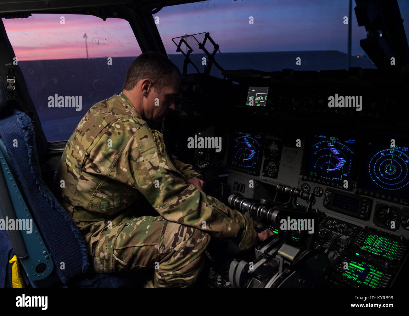 Un U.S. Air Force C-17 Globemaster III pilot affecté à la 816th Escadron de transport aérien expéditionnaire effectue une inspection prévol à Al Udeid Base Aérienne, Qatar, le 27 décembre 2017. Le but d'une inspection prévol est d'assurer que l'avion et l'ensemble de ses divers systèmes sont en bon état pour voler et s'acquitter de sa mission dans une zone de combat. (U.S. Air Force Banque D'Images