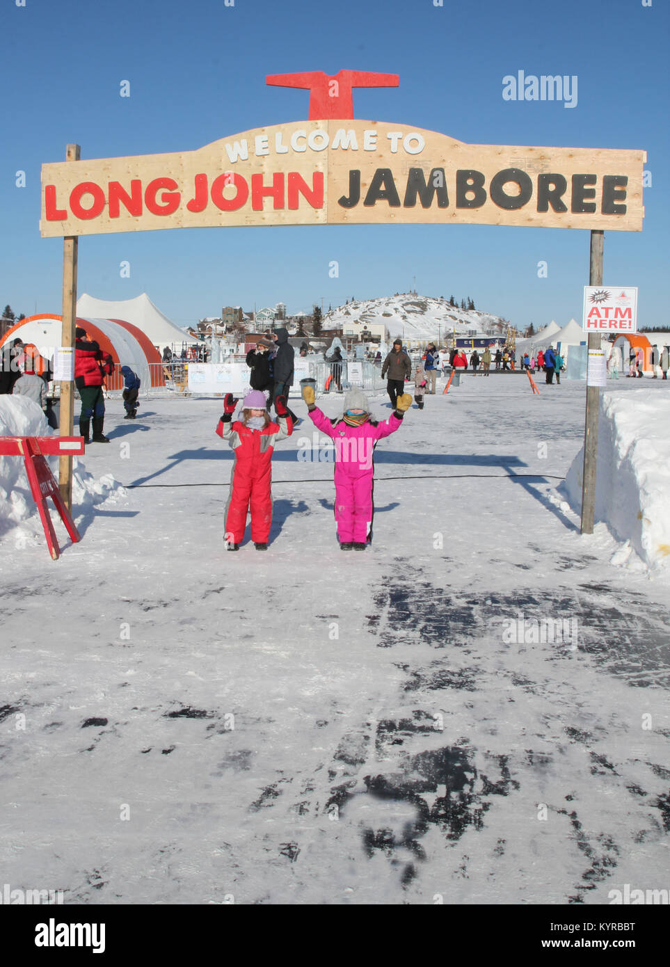 Les enfants debout sur le Grand lac des Esclaves à l'annual Long John Winter Festival Jamboree à Yellowknife, Territoires du Nord-Ouest, Canada. Banque D'Images