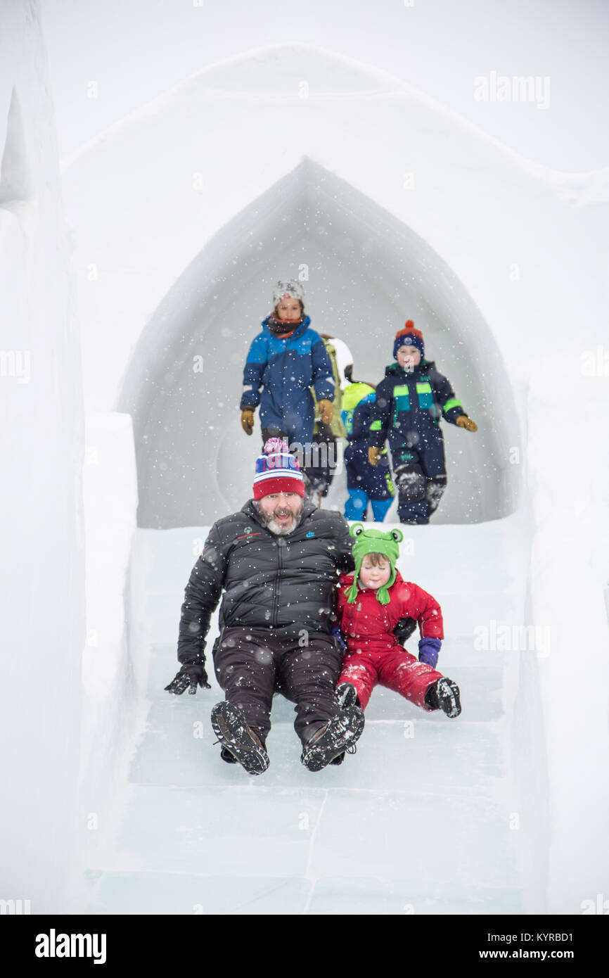 Plaisir d'hiver dans le château Snowking, Yellowknife, Territoires du Nord-Ouest, Canada. Banque D'Images