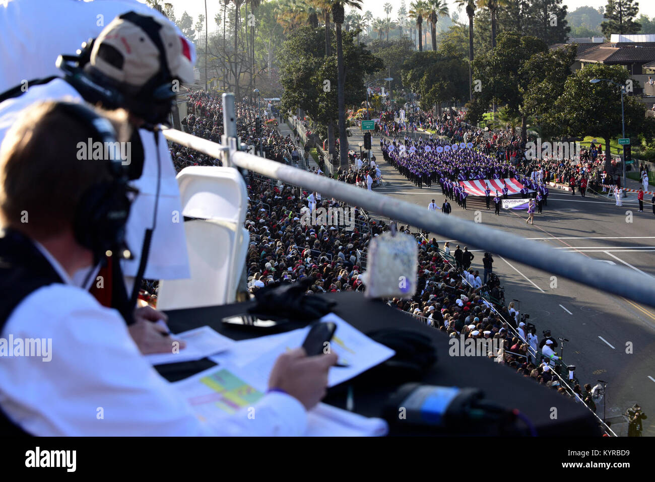 Les coordonnateurs de parade garder trace de la Rose Parade 2018 cours à Pasadena, Californie, Janvier 1, 2018. La Rose Parade 2018 thème était de faire une différence, qui a célébré l'ensemble de la population en communauté qui, discrètement, et sans désir de prix, agir de façon désintéressée, généreuse à l'aide d'autres. (U.S. Air Force Banque D'Images