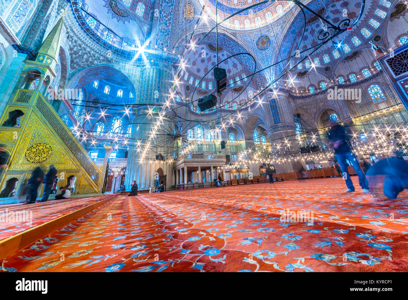 Les musulmans priant dans la Mosquée Bleue appelée aussi Mosquée Sultan Ahmed ou Mosquée Sultan Ahmet.Istanbul,Turquie- 11 MARS 2017 Banque D'Images