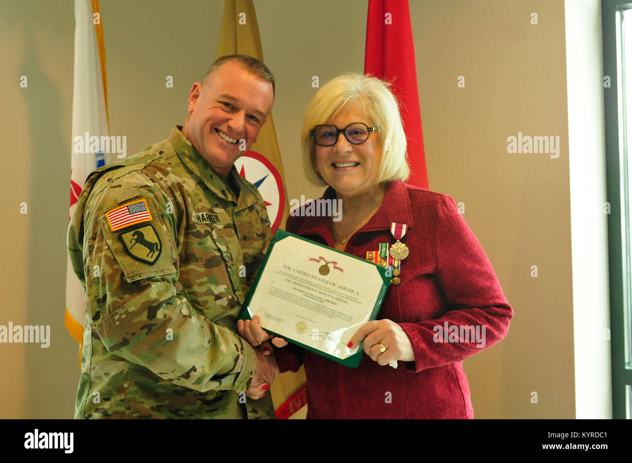 D'autres soldats se sont réunis au quartier général du Commandement de soutien expéditionnaire 316e de présenter officiellement la Dre Elaine Berkowitz avec sa retraite après son prix de près de 40 ans de carrière dans la réserve de l'armée le 10 janvier 2018. Banque D'Images